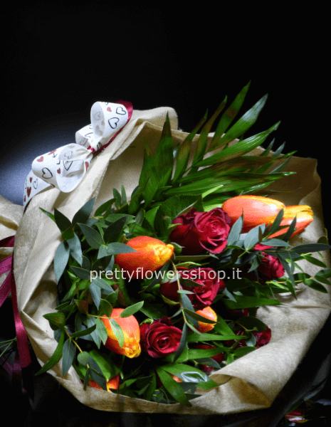 Bouquet di rose rosse e fiori arancio