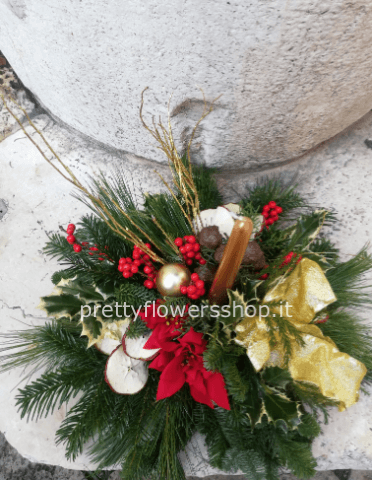 Composizione natalizia con fiori natalizi